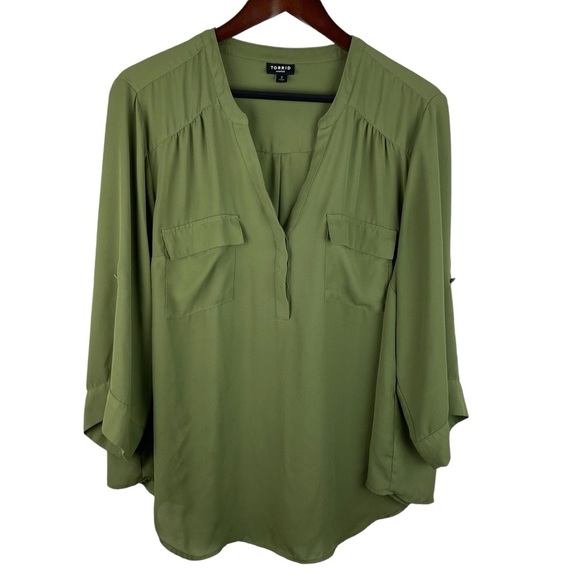 Torrid | Harper Green Popover 3/4 Sleeve Blouse - Picture 1 of 9